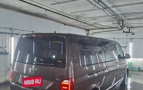 Volkswagen Multivan T6 рестайлинг, 2017 год, 4 500 000 рублей, 10 фотография