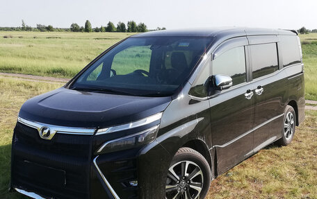 Toyota Voxy III, 2018 год, 2 900 000 рублей, 1 фотография