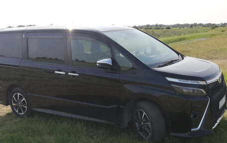 Toyota Voxy III, 2018 год, 2 900 000 рублей, 2 фотография