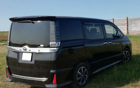 Toyota Voxy III, 2018 год, 2 900 000 рублей, 3 фотография