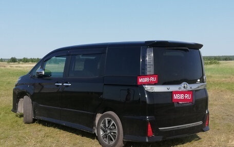 Toyota Voxy III, 2018 год, 2 900 000 рублей, 4 фотография