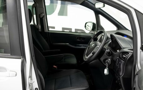 Toyota Voxy III, 2015 год, 2 313 000 рублей, 9 фотография