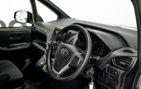 Toyota Voxy III, 2015 год, 2 313 000 рублей, 10 фотография