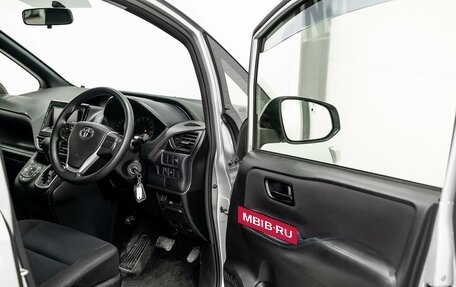 Toyota Voxy III, 2015 год, 2 313 000 рублей, 7 фотография