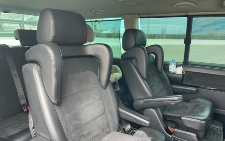 Volkswagen Multivan T6 рестайлинг, 2019 год, 3 900 000 рублей, 2 фотография