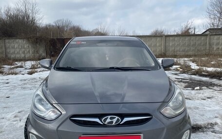 Hyundai Solaris II рестайлинг, 2013 год, 750 000 рублей, 2 фотография