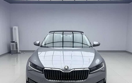 Skoda Superb III рестайлинг, 2023 год, 2 230 000 рублей, 2 фотография