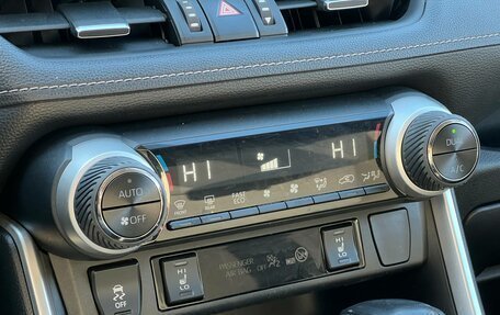 Toyota RAV4, 2019 год, 3 350 000 рублей, 21 фотография