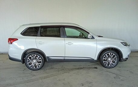 Mitsubishi Outlander III рестайлинг 3, 2017 год, 1 945 000 рублей, 8 фотография