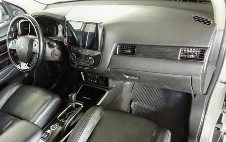 Mitsubishi Outlander III рестайлинг 3, 2017 год, 1 945 000 рублей, 11 фотография