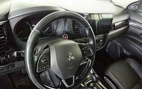 Mitsubishi Outlander III рестайлинг 3, 2017 год, 1 945 000 рублей, 12 фотография