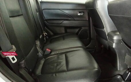 Mitsubishi Outlander III рестайлинг 3, 2017 год, 1 945 000 рублей, 10 фотография