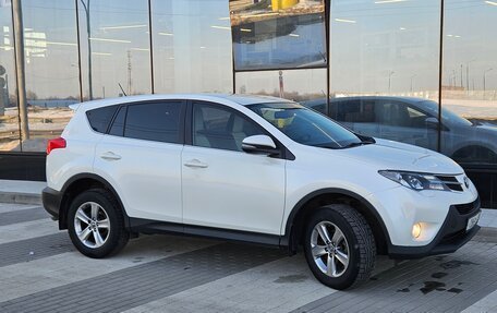 Toyota RAV4, 2015 год, 1 800 000 рублей, 2 фотография