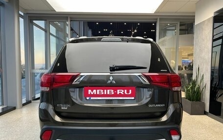 Mitsubishi Outlander III рестайлинг 3, 2018 год, 1 689 000 рублей, 9 фотография