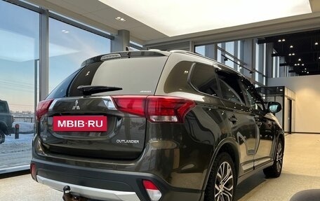 Mitsubishi Outlander III рестайлинг 3, 2018 год, 1 689 000 рублей, 10 фотография