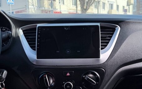 Hyundai Solaris II рестайлинг, 2018 год, 1 350 000 рублей, 5 фотография