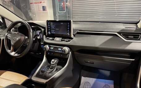 Toyota RAV4, 2020 год, 3 300 000 рублей, 10 фотография