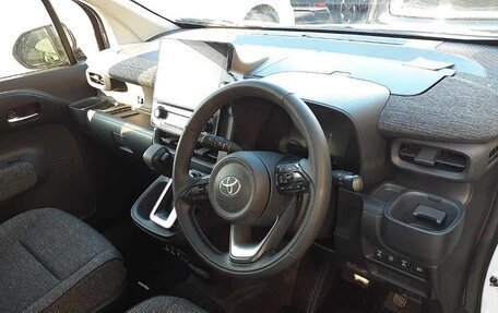 Toyota Sienta, 2022 год, 1 348 000 рублей, 10 фотография