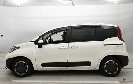 Toyota Sienta, 2022 год, 1 348 000 рублей, 8 фотография