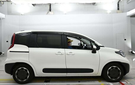 Toyota Sienta, 2022 год, 1 348 000 рублей, 7 фотография