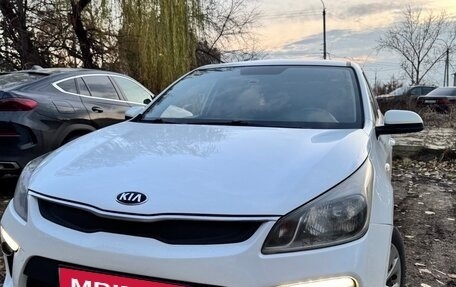 KIA Rio IV, 2018 год, 900 000 рублей, 1 фотография