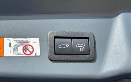 Toyota Prius IV XW50, 2024 год, 2 750 000 рублей, 15 фотография