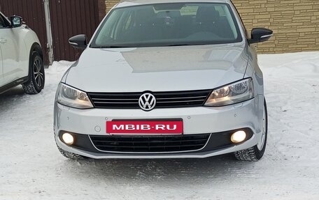 Volkswagen Jetta VI, 2013 год, 1 105 000 рублей, 2 фотография