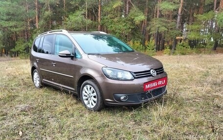 Volkswagen Touran III, 2011 год, 1 000 000 рублей, 2 фотография