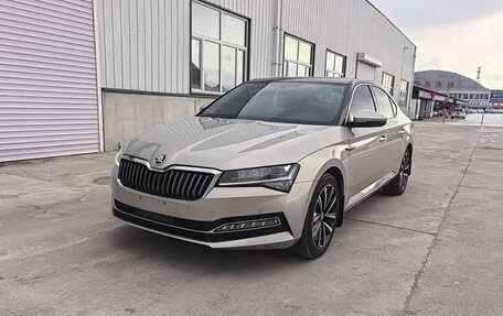Skoda Superb III рестайлинг, 2023 год, 2 300 000 рублей, 3 фотография