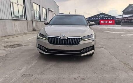 Skoda Superb III рестайлинг, 2023 год, 2 300 000 рублей, 2 фотография