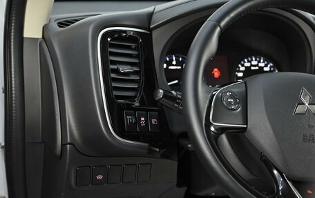 Mitsubishi Outlander III рестайлинг 3, 2016 год, 1 499 000 рублей, 11 фотография