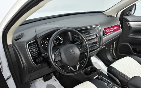 Mitsubishi Outlander III рестайлинг 3, 2016 год, 1 499 000 рублей, 7 фотография