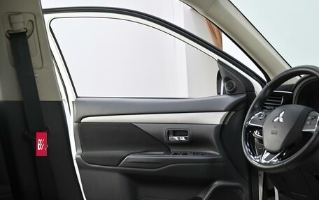 Mitsubishi Outlander III рестайлинг 3, 2016 год, 1 499 000 рублей, 13 фотография