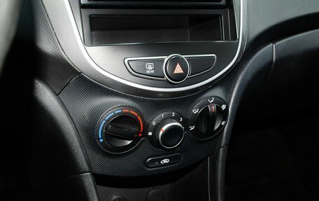 Hyundai Solaris II рестайлинг, 2015 год, 900 000 рублей, 17 фотография