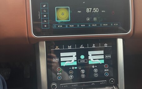 Land Rover Range Rover IV рестайлинг, 2015 год, 3 990 000 рублей, 20 фотография