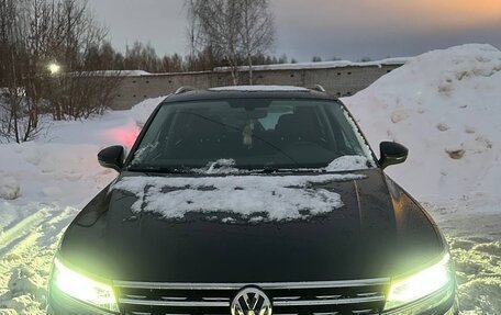 Volkswagen Tiguan II, 2018 год, 2 500 000 рублей, 2 фотография