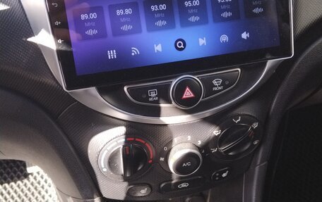 Hyundai Solaris II рестайлинг, 2014 год, 1 000 000 рублей, 13 фотография