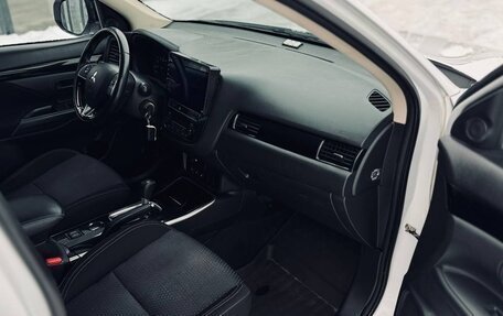 Mitsubishi Outlander III рестайлинг 3, 2019 год, 2 260 000 рублей, 10 фотография