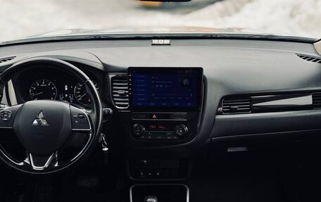 Mitsubishi Outlander III рестайлинг 3, 2019 год, 2 260 000 рублей, 13 фотография