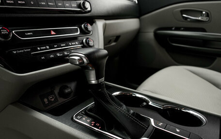 KIA Carnival III, 2018 год, 3 080 000 рублей, 24 фотография