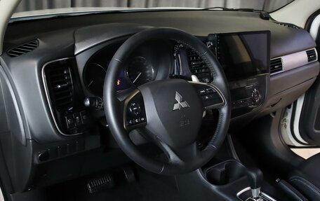 Mitsubishi Outlander III рестайлинг 3, 2013 год, 1 219 000 рублей, 10 фотография