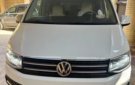 Volkswagen Caravelle T6 рестайлинг, 2018 год, 6 800 000 рублей, 1 фотография