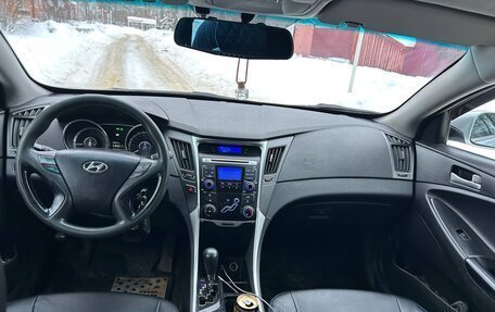 Hyundai Sonata VI, 2011 год, 900 000 рублей, 9 фотография