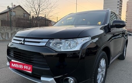 Mitsubishi Outlander III рестайлинг 3, 2014 год, 1 685 000 рублей, 2 фотография