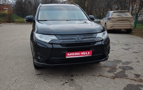 Mitsubishi Outlander III рестайлинг 3, 2018 год, 1 900 000 рублей, 1 фотография