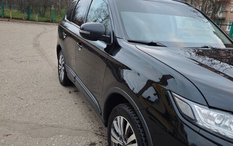 Mitsubishi Outlander III рестайлинг 3, 2018 год, 1 900 000 рублей, 5 фотография