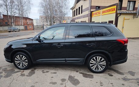 Mitsubishi Outlander III рестайлинг 3, 2018 год, 1 900 000 рублей, 3 фотография