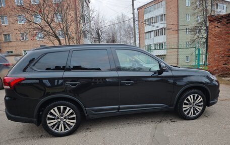 Mitsubishi Outlander III рестайлинг 3, 2018 год, 1 900 000 рублей, 4 фотография