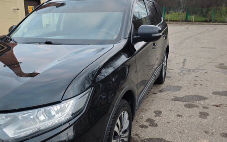 Mitsubishi Outlander III рестайлинг 3, 2018 год, 1 900 000 рублей, 6 фотография