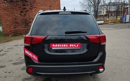 Mitsubishi Outlander III рестайлинг 3, 2018 год, 1 900 000 рублей, 2 фотография